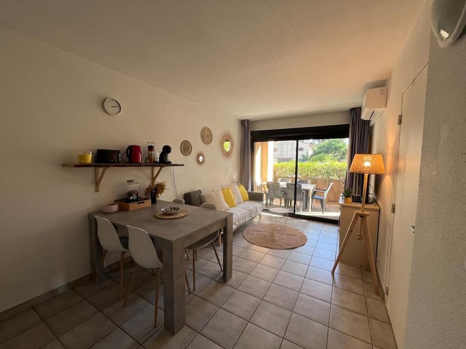 Le Marina 5 & Beach and Pool Apartment in Sanary-sur-Mer