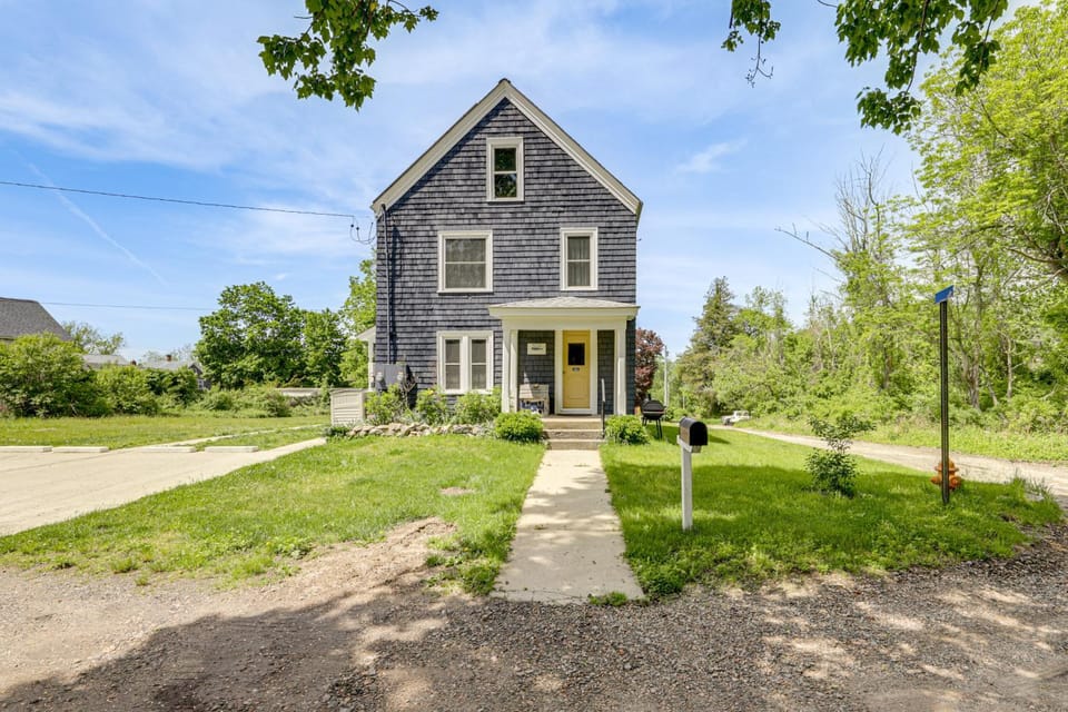 2 Mi to Beach & Boardwalk! New London Haven Apartment in New London
