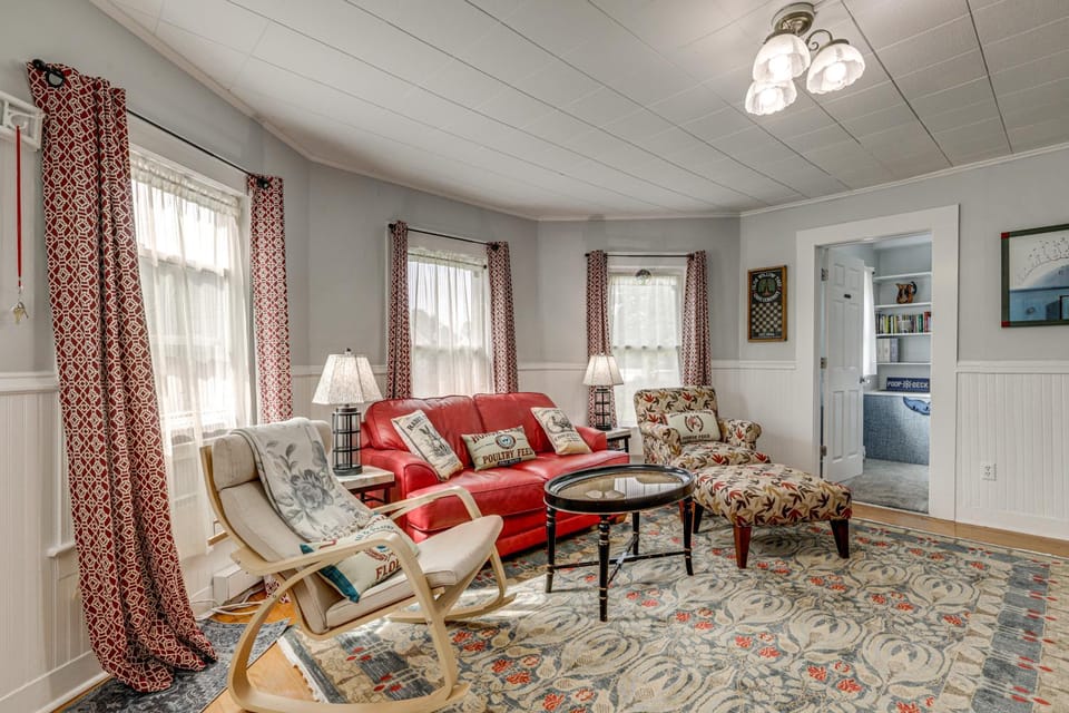 2 Mi to Beach & Boardwalk! New London Haven Apartment in New London
