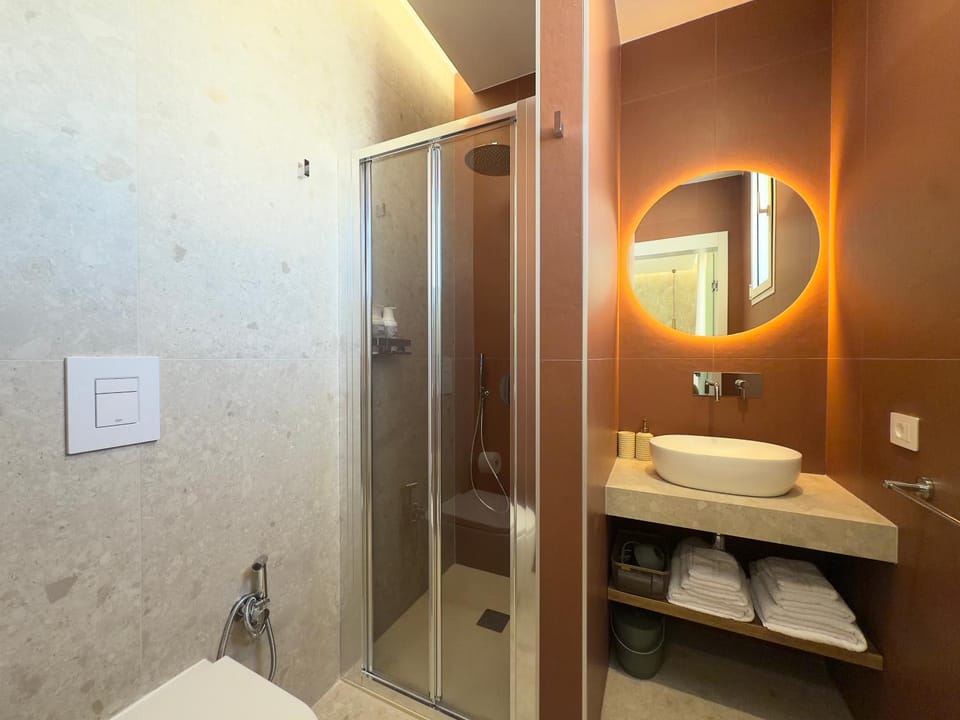 Shower, Toilet, Bathroom, towels