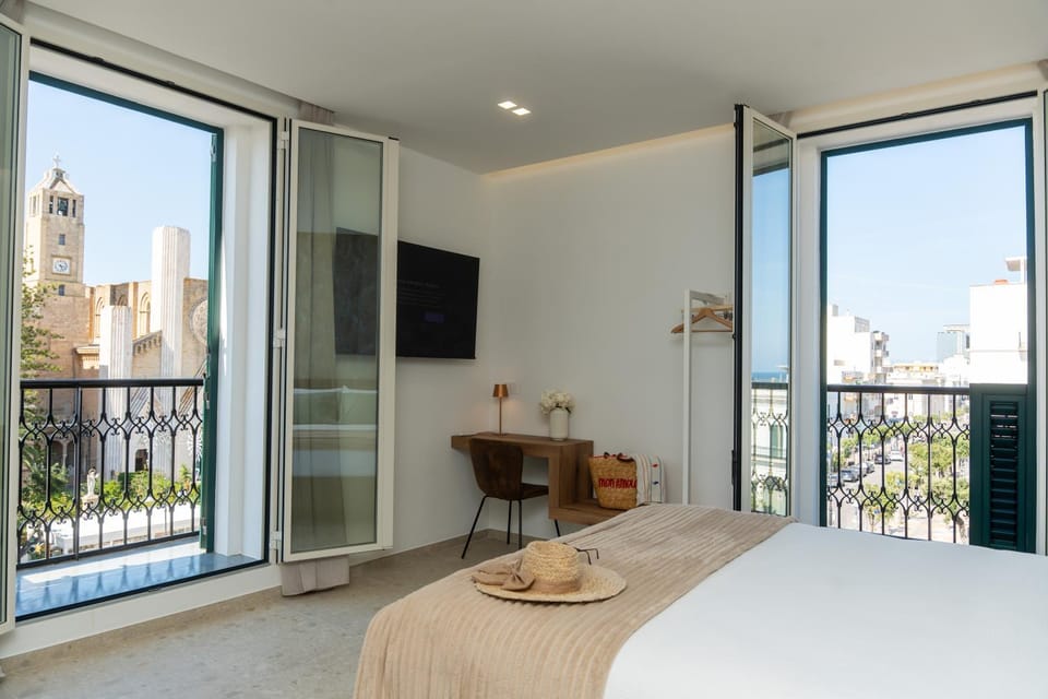 Bed, TV and multimedia, View (from property/room)