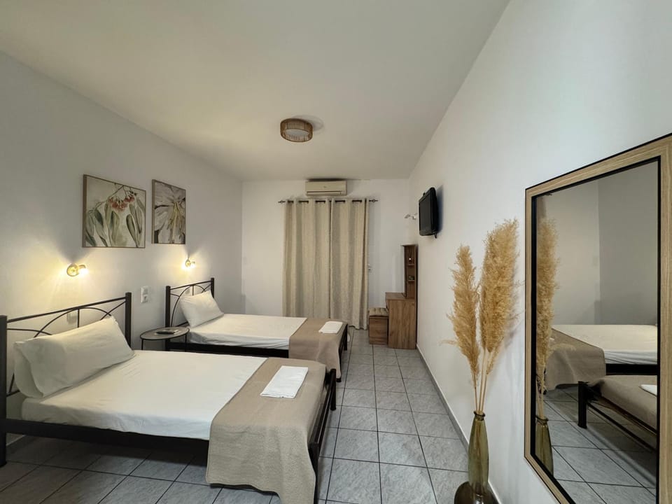 Bed, TV and multimedia, Photo of the whole room, Bedroom