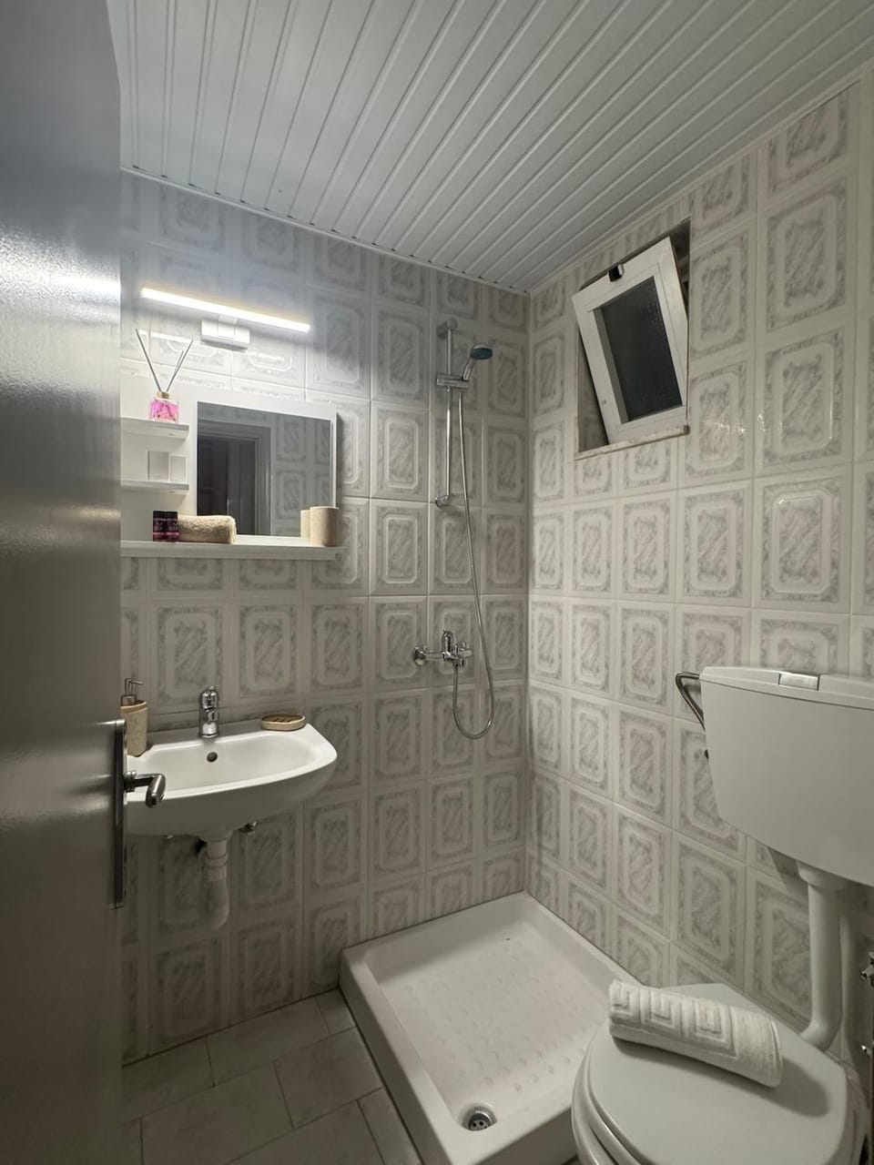 Shower, towels