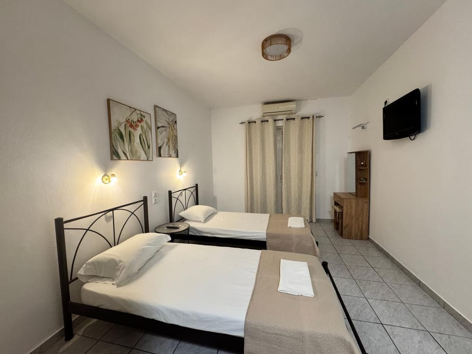 Bed, TV and multimedia, Photo of the whole room, Bedroom, towels