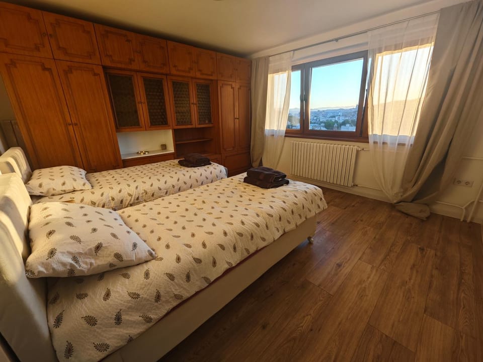 View (from property/room), Bedroom, City view, Landmark view, Mountain view