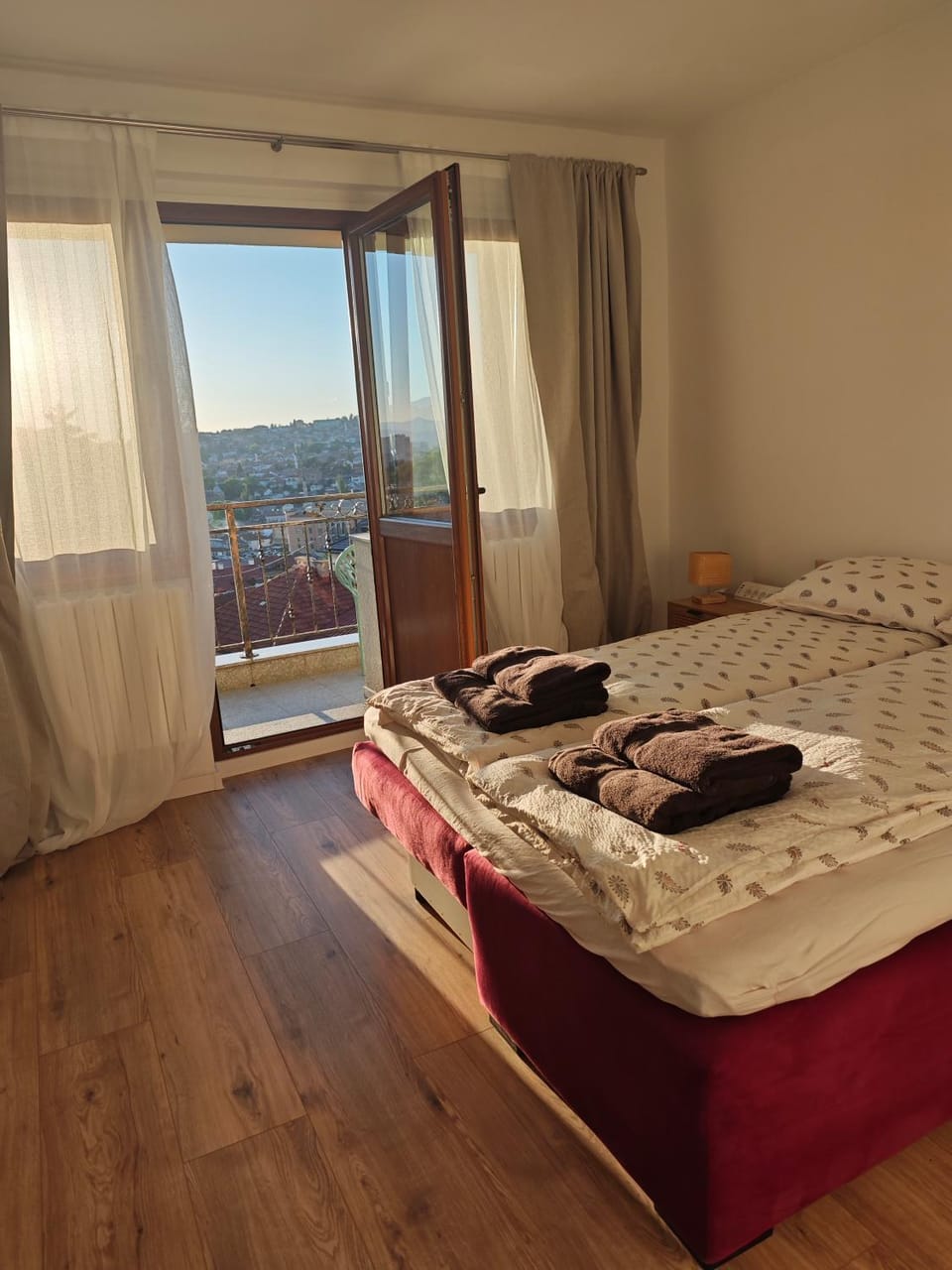 View (from property/room), Balcony/Terrace, Bedroom, City view, Landmark view, Mountain view