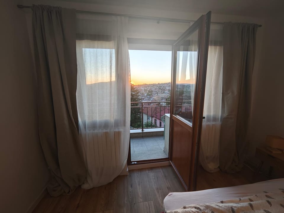 View (from property/room), Balcony/Terrace, Bedroom, City view, Landmark view, Mountain view