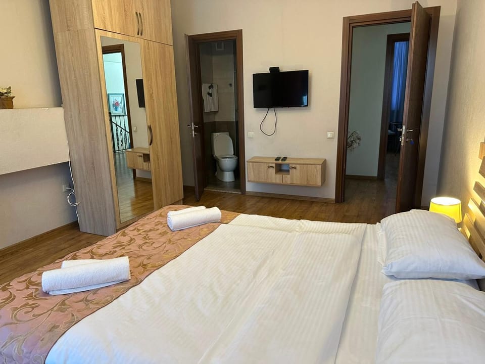 Toilet, TV and multimedia, Photo of the whole room