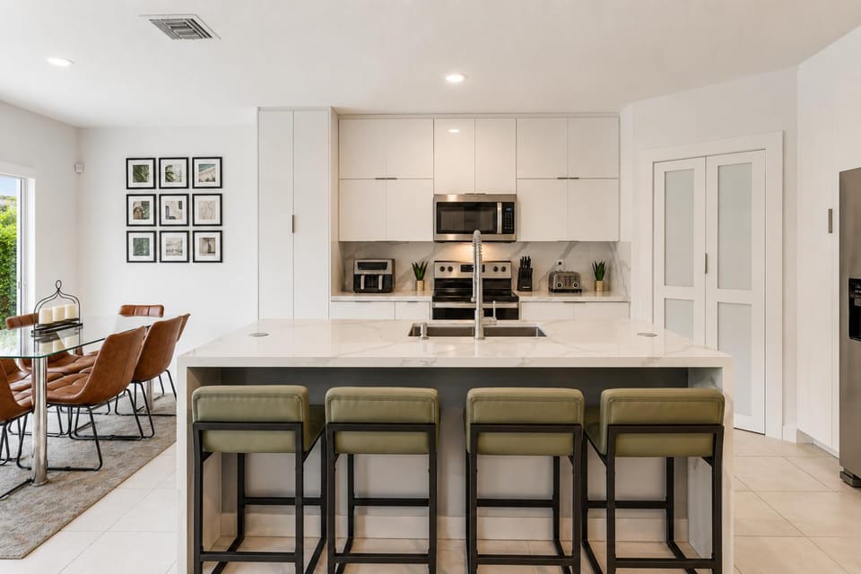 Kitchen or kitchenette, Dining area, oven, stove, toaster