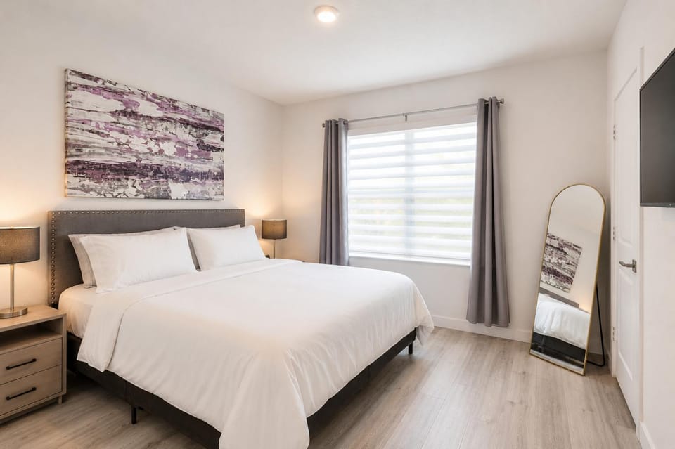 Bed, TV and multimedia, Photo of the whole room, Bedroom