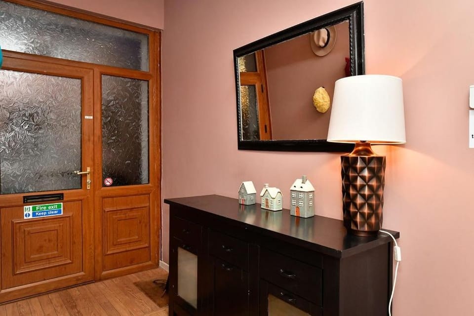 Castle View Apartment - J32 M4 Apartment in Cardiff
