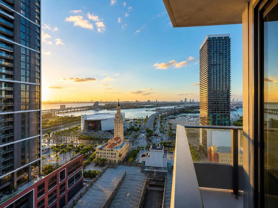 Property building, Day, Natural landscape, City view, Sunrise, Sunset