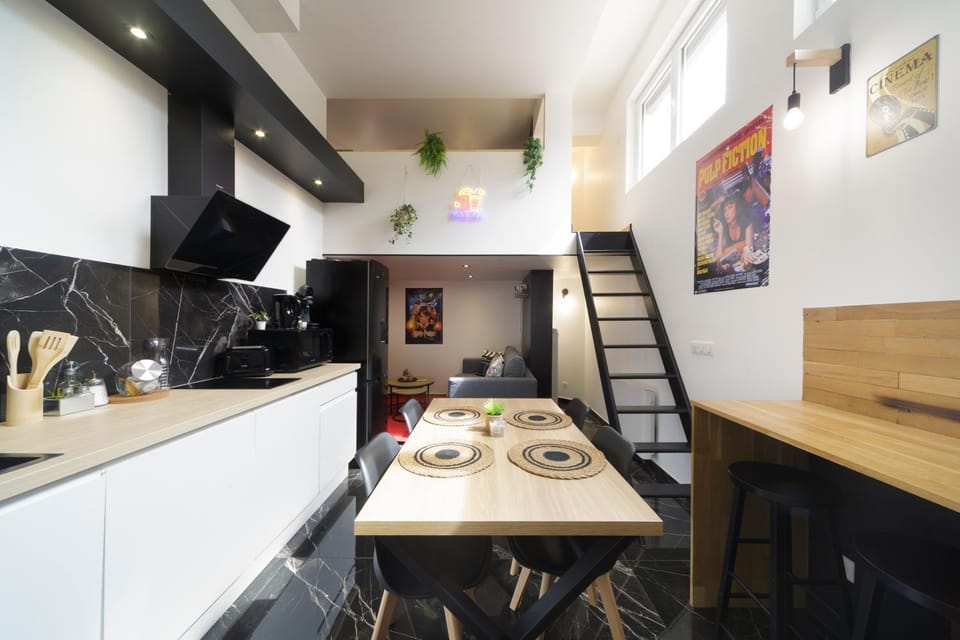 Coffee/tea facilities, Kitchen or kitchenette, Living room, Dining area, dishwasher, stove, toaster