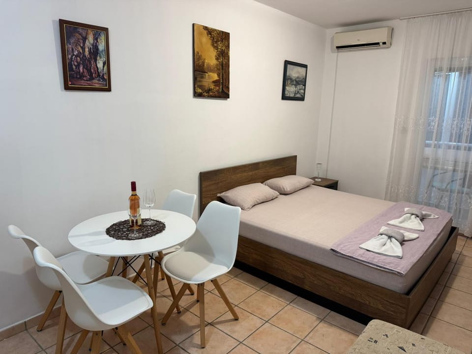 Bed, Living room, Bedroom, air conditioner