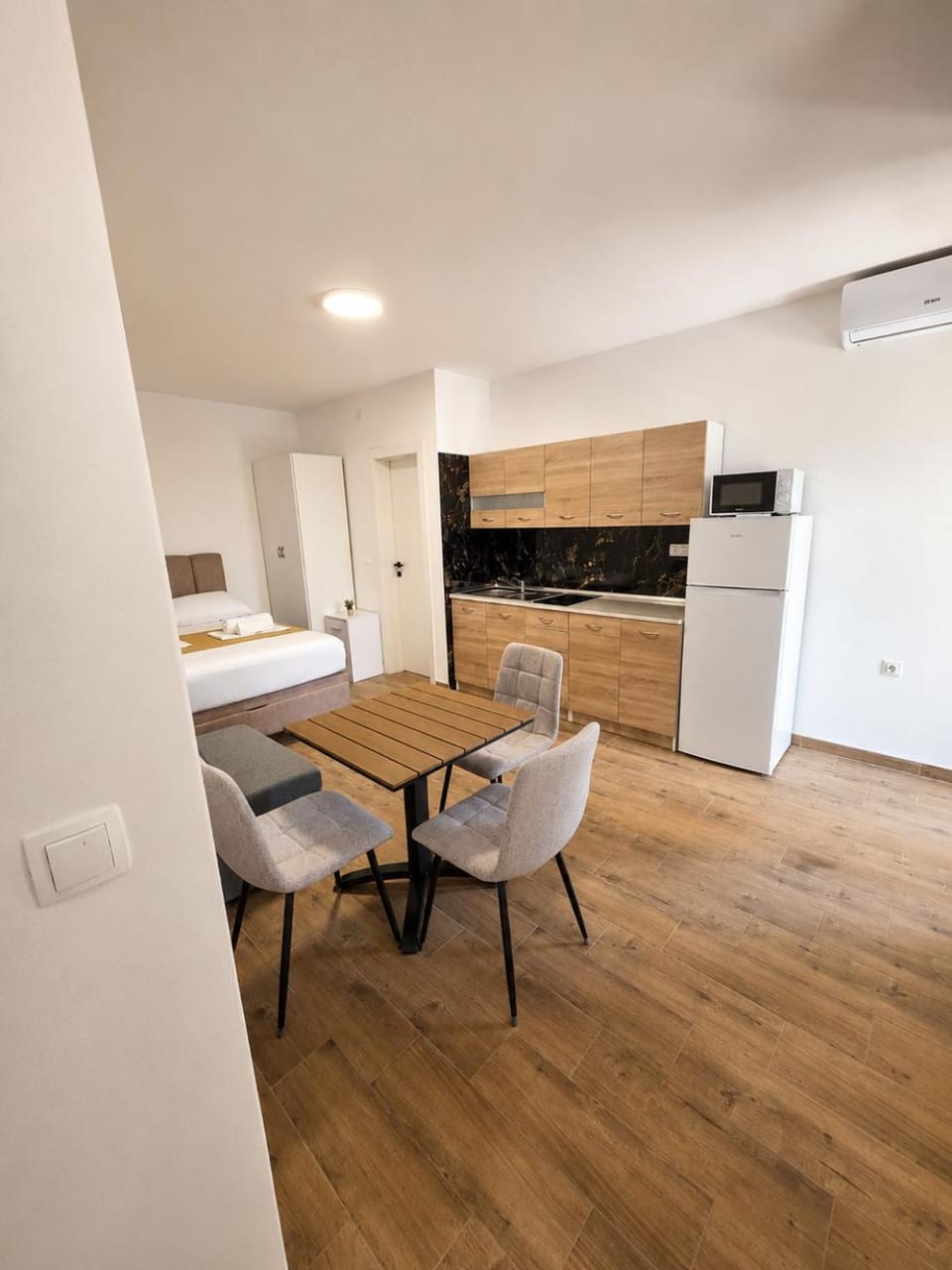 Bed, Kitchen or kitchenette, Seating area, Dining area, stove