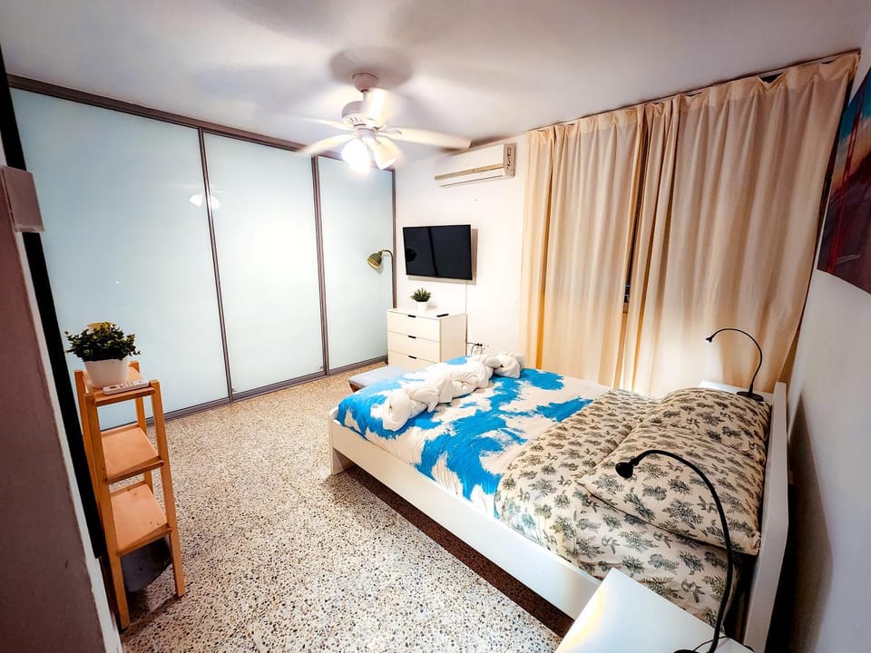 Bed, TV and multimedia, Photo of the whole room, Evening entertainment, Bedroom