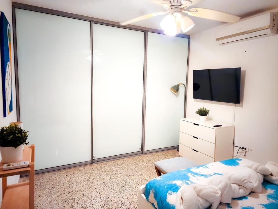 Bed, TV and multimedia, Photo of the whole room, Bedroom, air conditioner