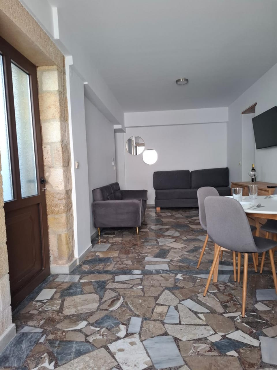 TV and multimedia, Living room, Seating area, Dining area