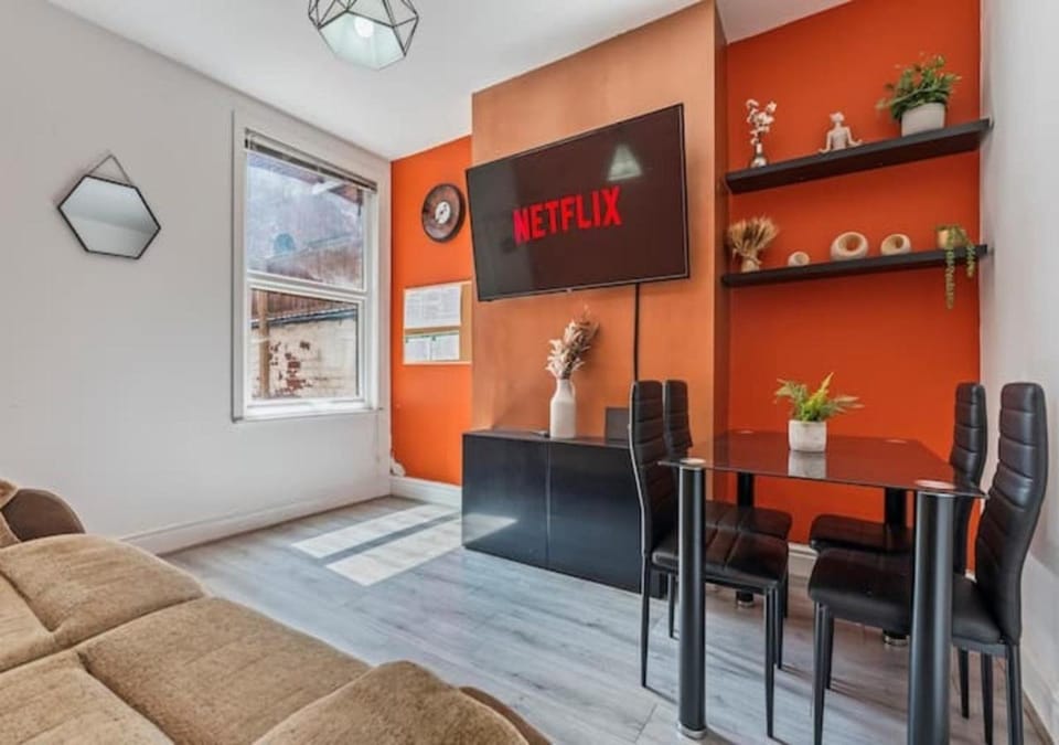 TV and multimedia, Living room, Seating area, Dining area