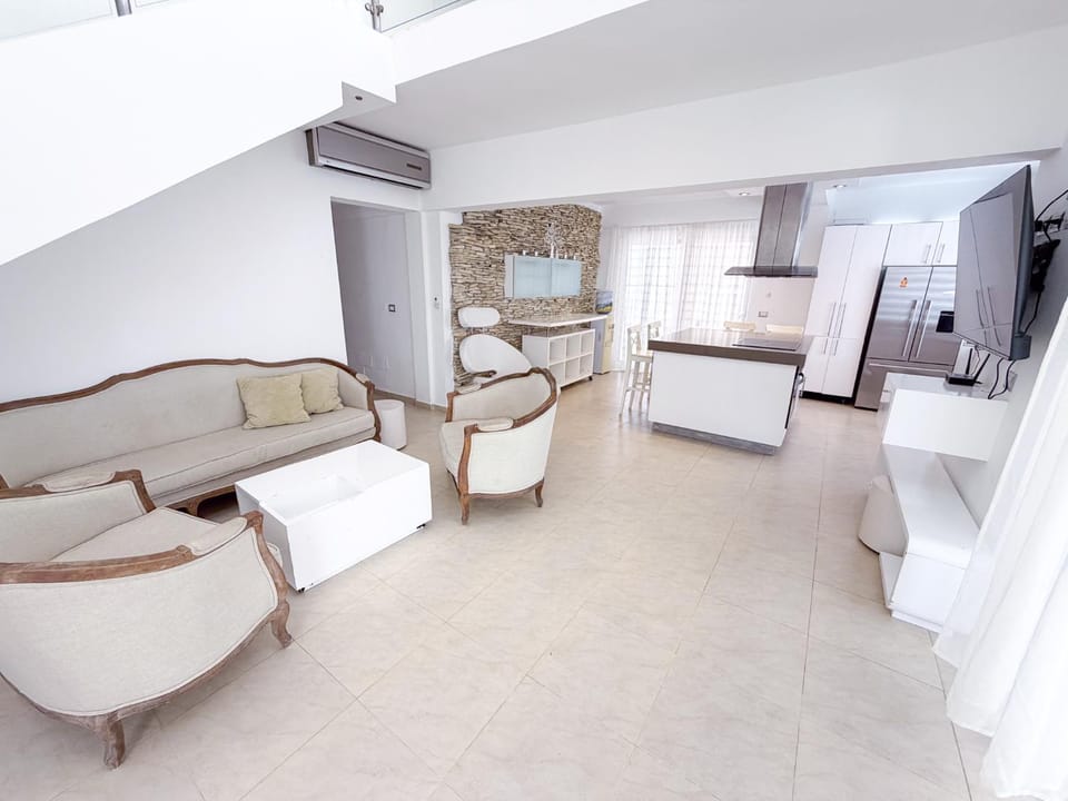 Bed, TV and multimedia, Kitchen or kitchenette, Living room, Photo of the whole room, Seating area