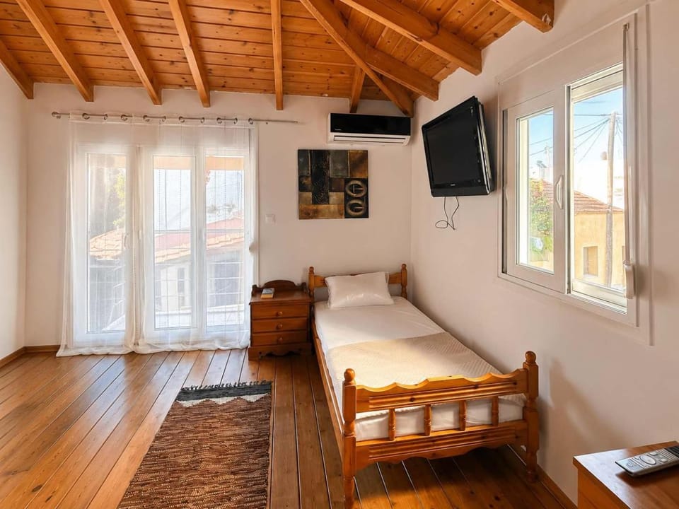 Bed, TV and multimedia, Balcony/Terrace, Bedroom, air conditioner