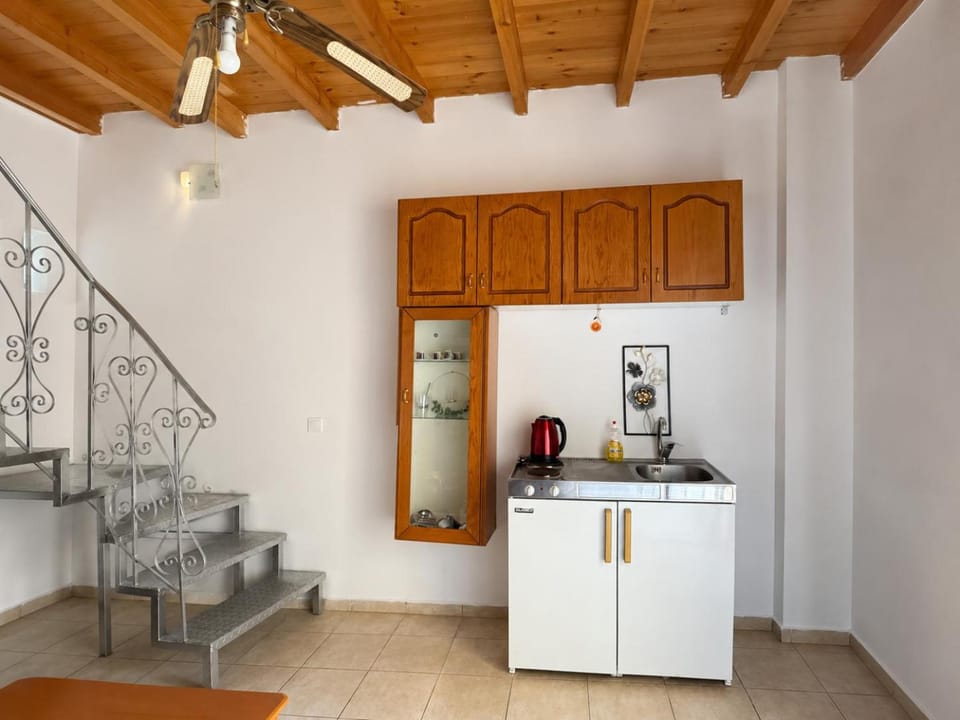 Coffee/tea facilities, Kitchen or kitchenette, stove