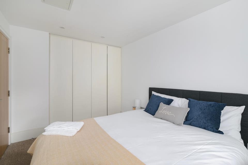 Modern new 1 Bed Battersea Clapham Near River Apartment in London