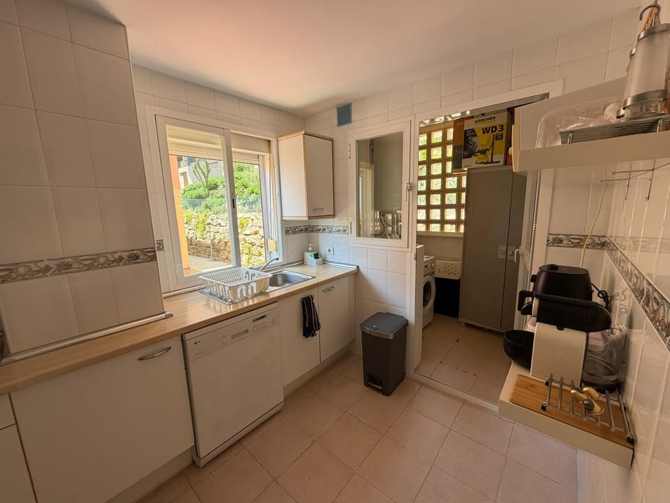Kitchen or kitchenette, dishwasher, stove