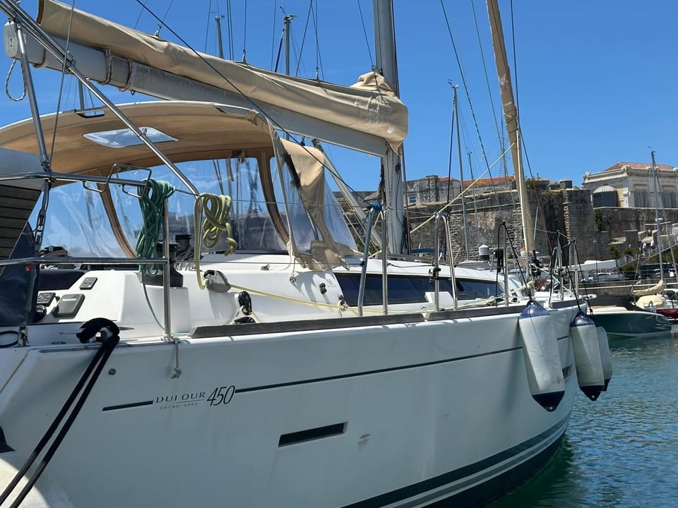 BeliBoat Docked boat in Cascais