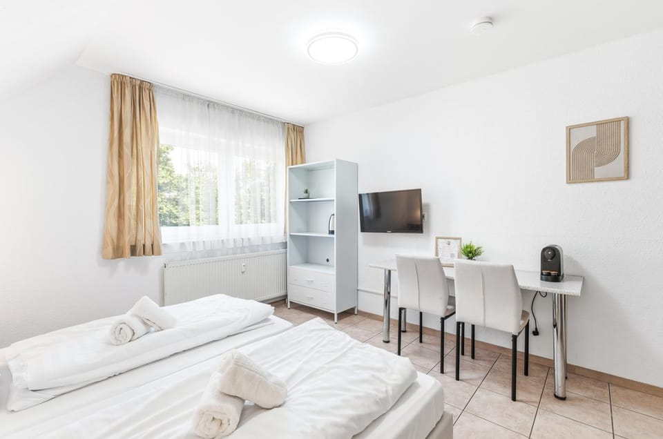 Bed, TV and multimedia, Kitchen or kitchenette, Living room, Photo of the whole room, Seating area, Dining area, Bedroom