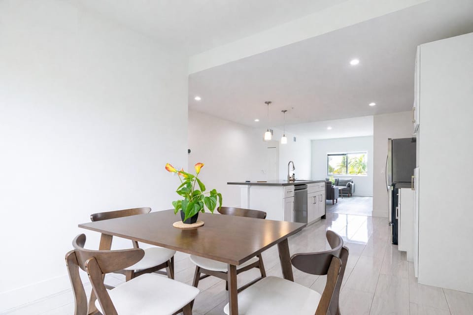 Comfortable 3BR 4 Beds Free Parking Included Apartment in Hallandale Beach
