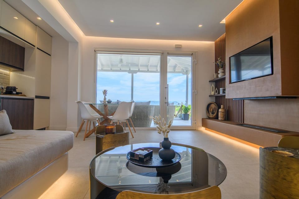 TV and multimedia, Kitchen or kitchenette, Living room, Seating area, Dining area
