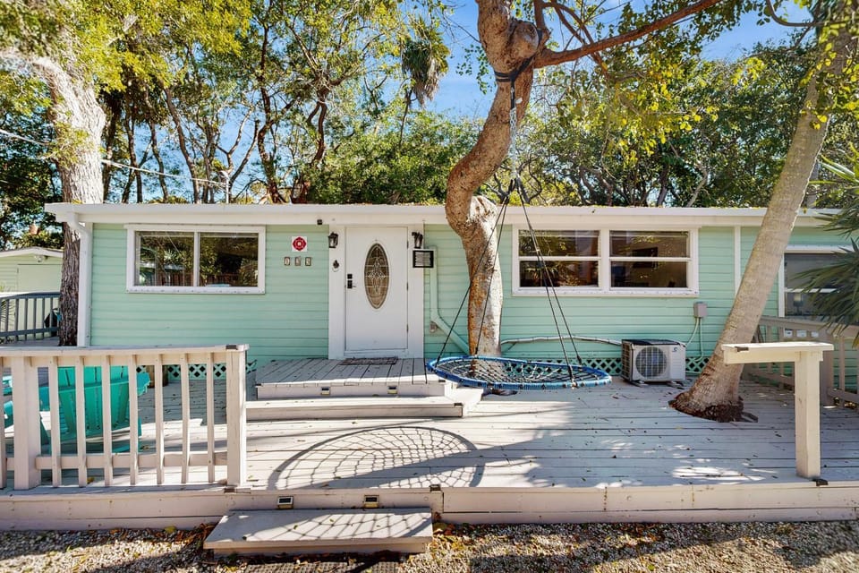 TA42 The Tree Lane Fish Camp House in Tavernier