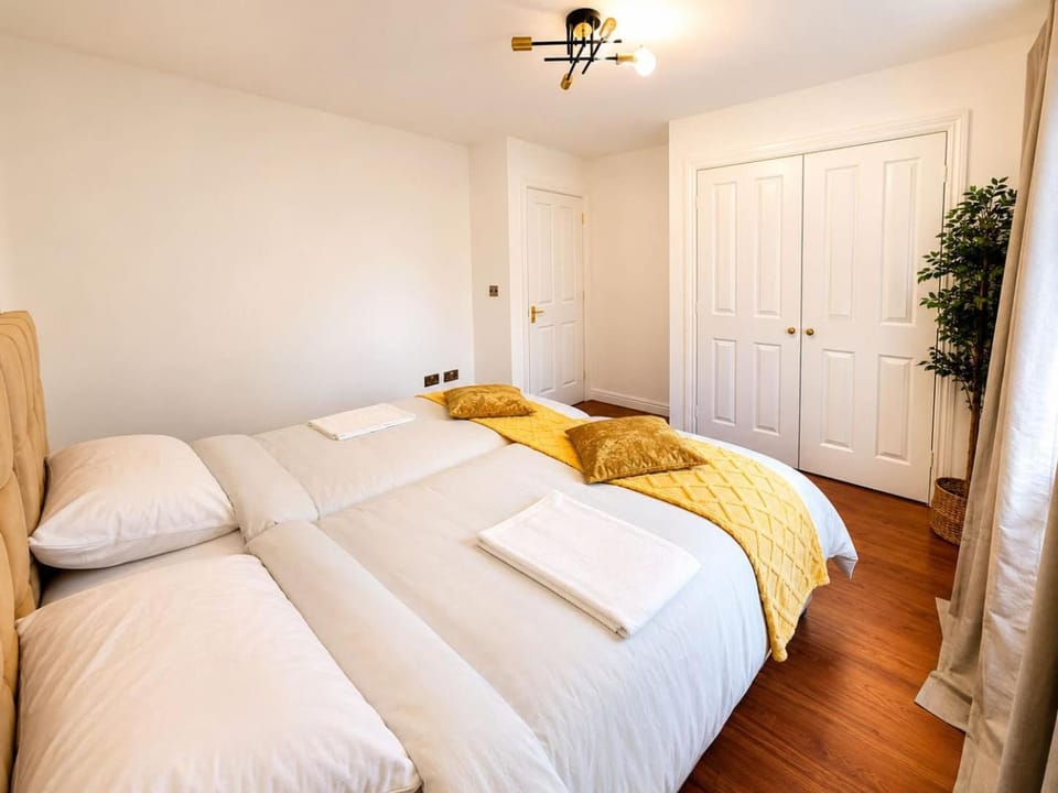 Spacious 4BR, 2 Reception Rooms in Spalding, Free Parking, Sleeps 7 Villa in Spalding