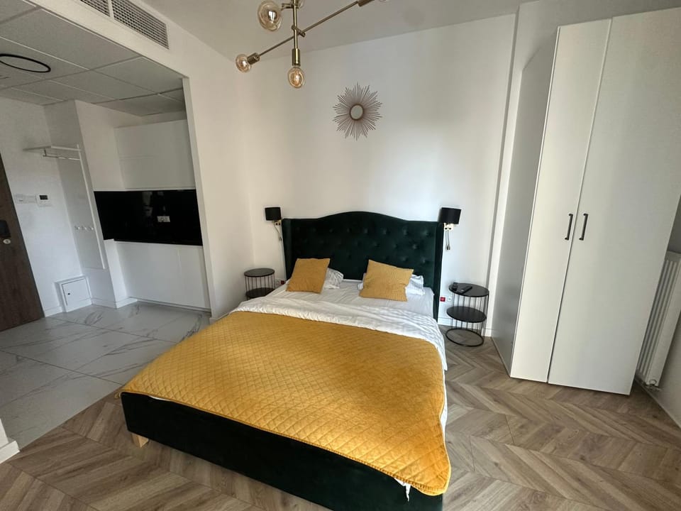 Bed, TV and multimedia, Bedroom, wardrobe