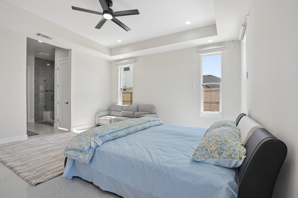 4 Bedroom luxry living with private pool Villa in Lodi