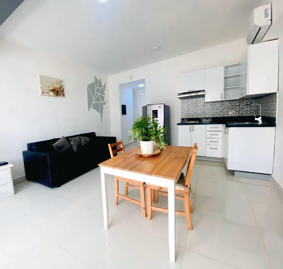Kitchen or kitchenette, Seating area, Dining area, pet friendly, stove, air conditioner