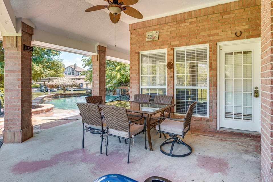 Lakefront Family Home w/ Private Pool in Willis House in Lake Conroe