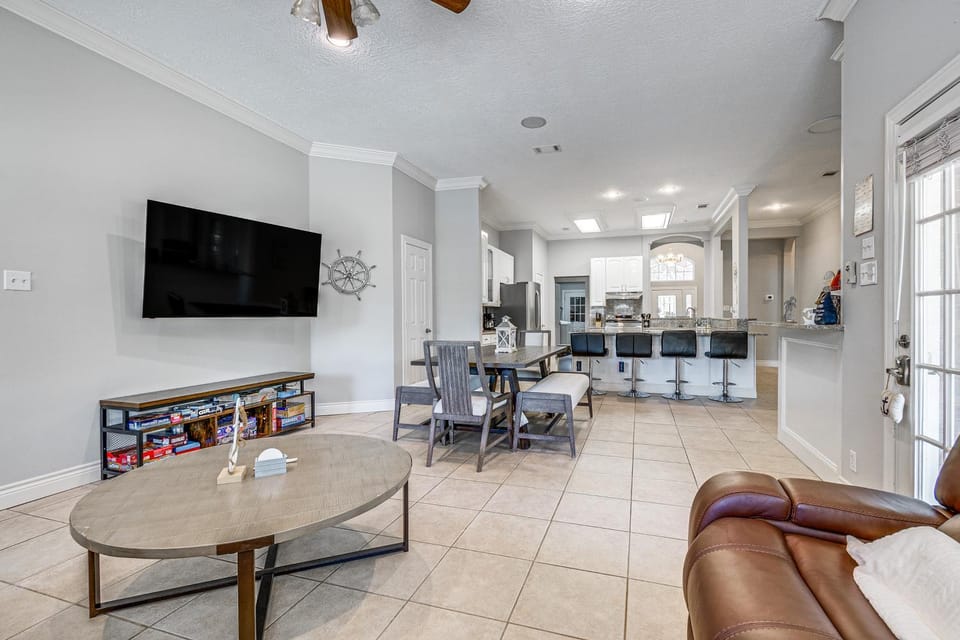 Lakefront Family Home w/ Private Pool in Willis House in Lake Conroe
