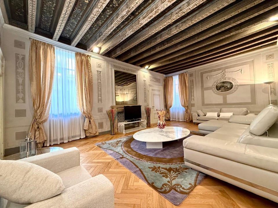Living room, Seating area, internet