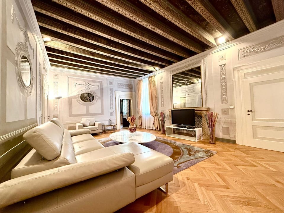Communal lounge/ TV room, TV and multimedia, Living room, Seating area, internet