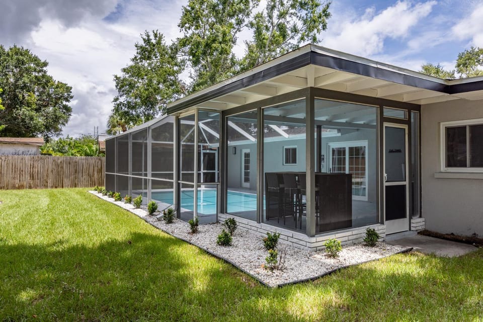 Poolside Paradise House in Sarasota