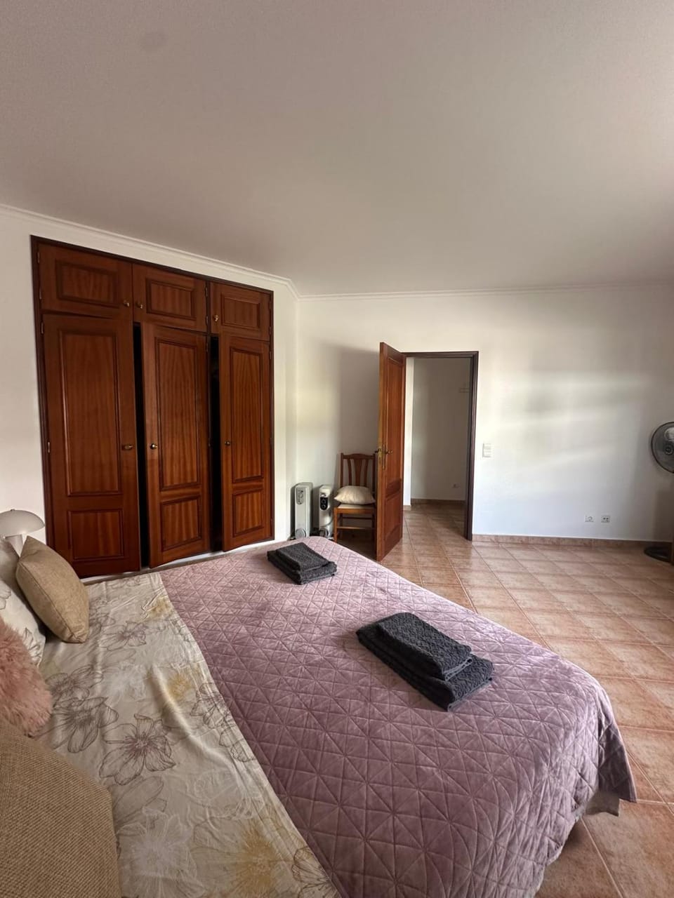 Bed, Bedroom, towels, wardrobe