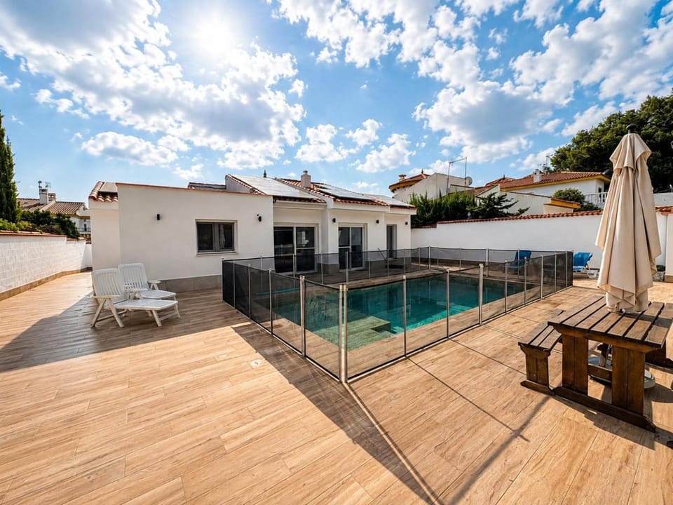 Property building, Patio, View (from property/room), Balcony/Terrace, Pool view, Swimming pool, sunbed