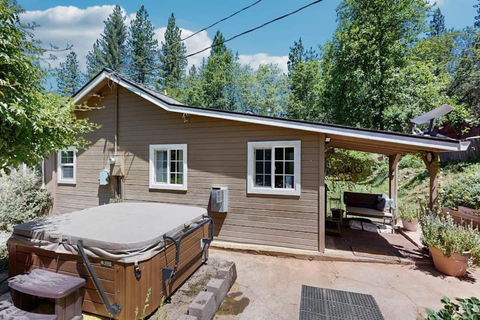 Flume-Side Cottage House in Hathaway Pines