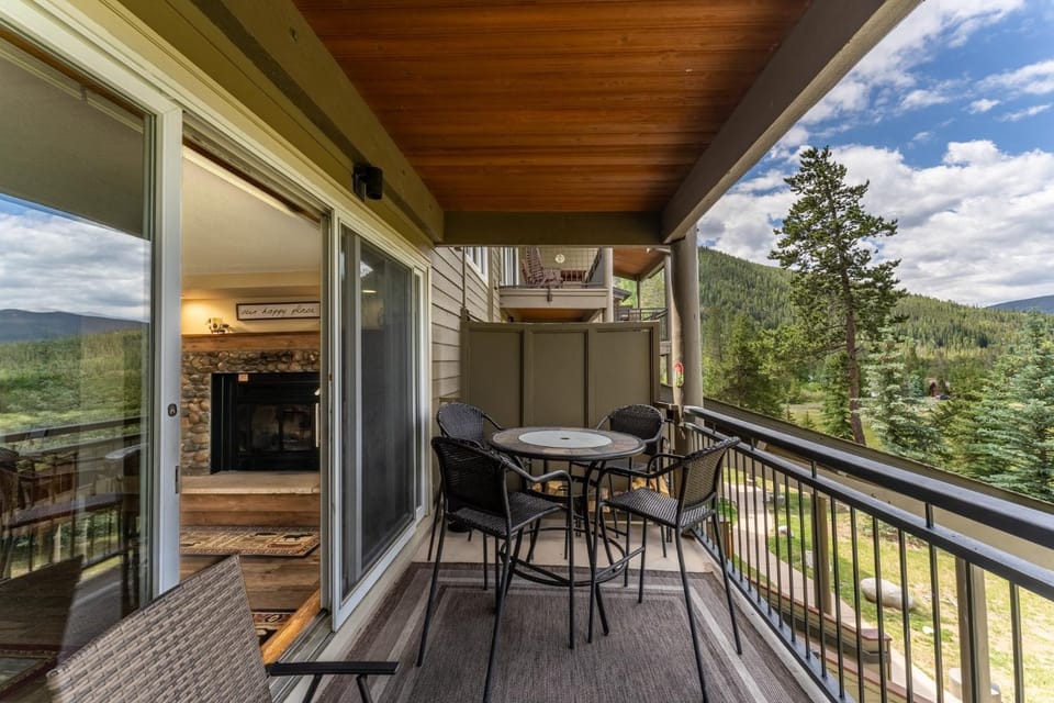 Day, Balcony/Terrace, Seating area, Mountain view, fireplace