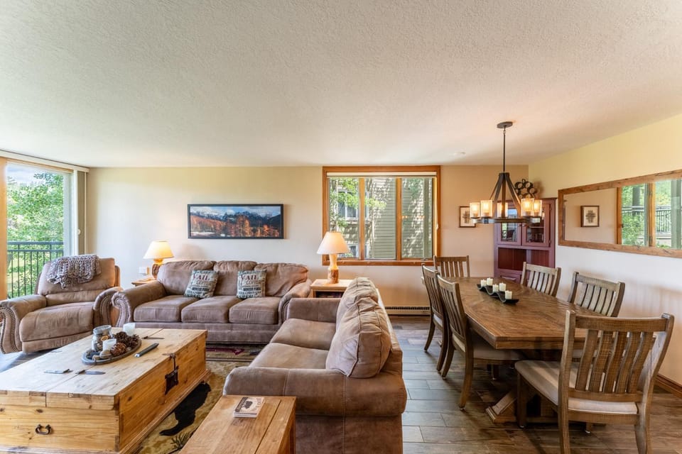 Day, TV and multimedia, Living room, Seating area, Dining area, furniture