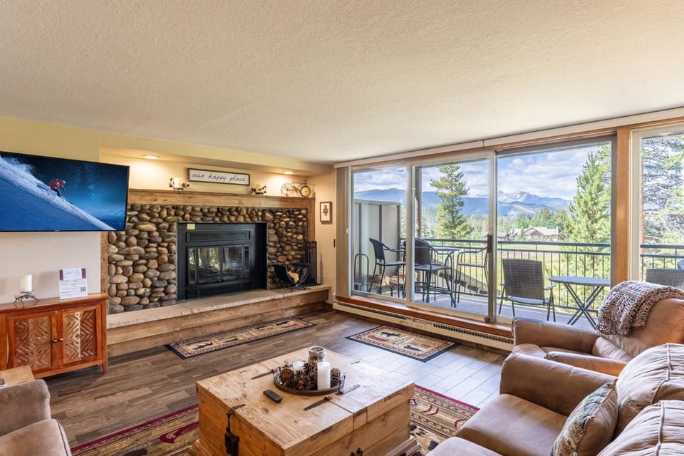 Day, Balcony/Terrace, Living room, Mountain view, fireplace, furniture