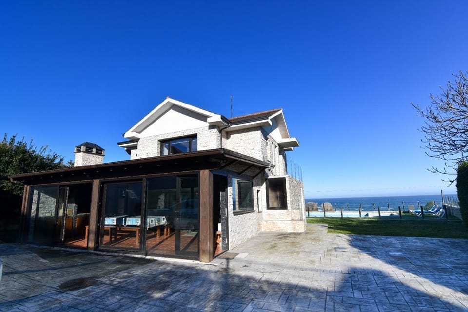 Villa de lujo frente al mar Villa in Cantabria