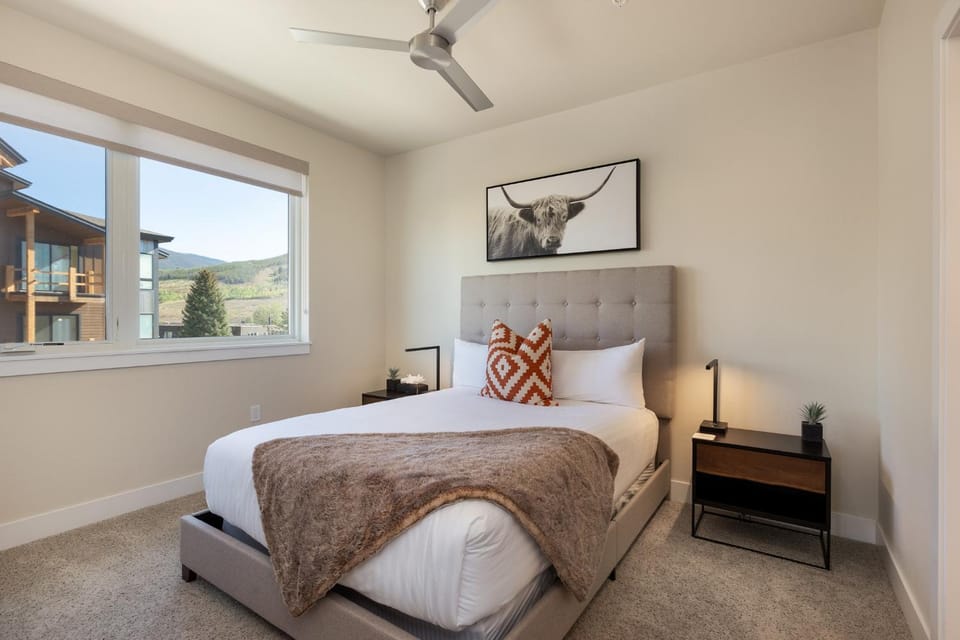 Bed, Day, View (from property/room), Bedroom, Mountain view, furniture
